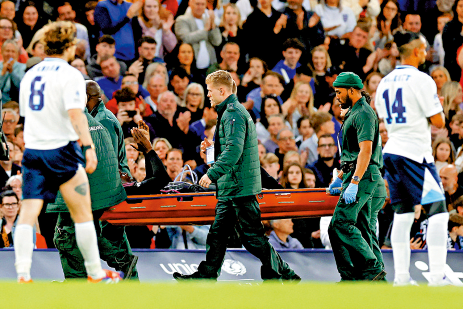 　　圖：保特勇戰受傷，需由擔架抬離場。\路透社