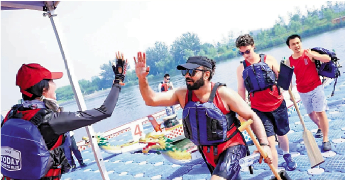 　　圖：2024年北京市端午節龍舟大賽吸引不少外國友人參賽。