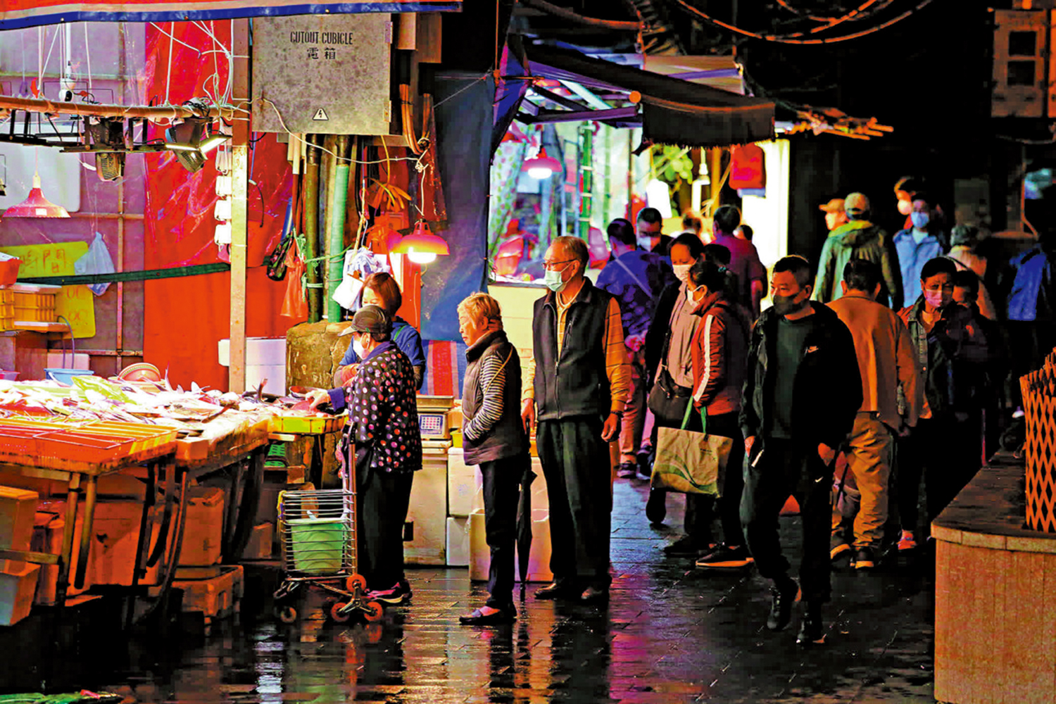 　　圖：每天清晨時分，許多市民到天光墟選購生猛水產。