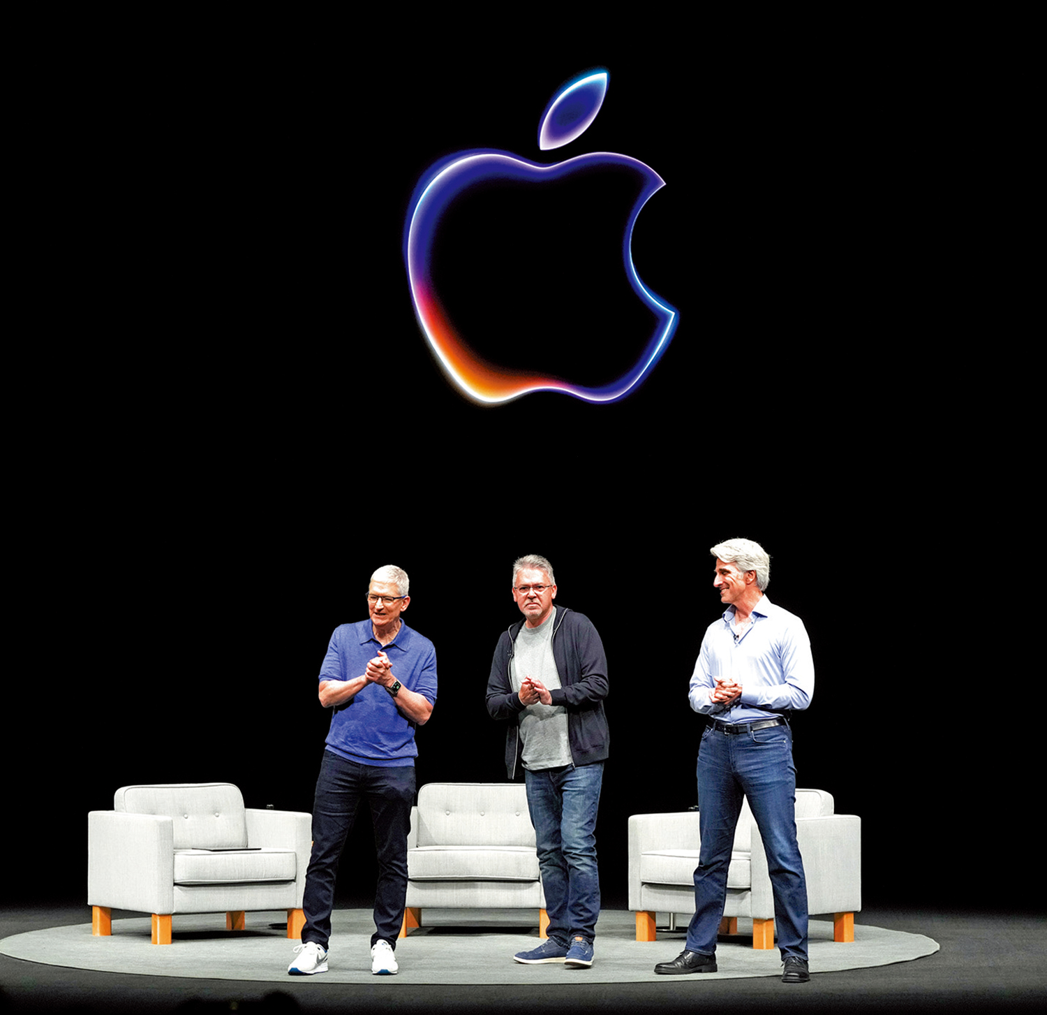 　　圖：蘋果行政總裁庫克（左一）10日介紹新AI系統。\美聯社