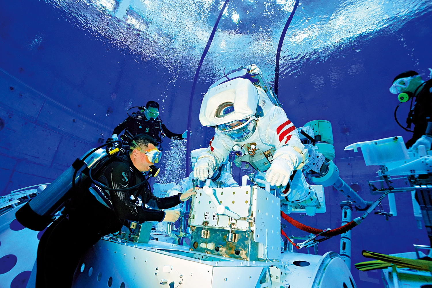 　　圖：針對載人登月任務，將安排航天員進行野外實習、地質考察等項目訓練。圖為2024年3月14日，神十八航天員在進行水下出艙訓練。