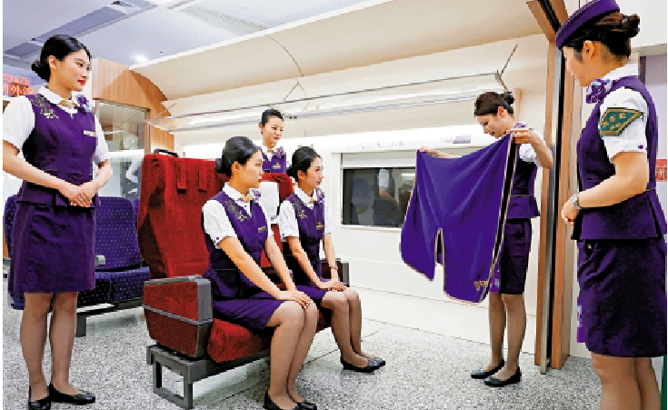 　　圖：6月11日，中國鐵路上海局集團有限公司上海客運段列車長與列車乘務員一起進行服務培訓。\中新社