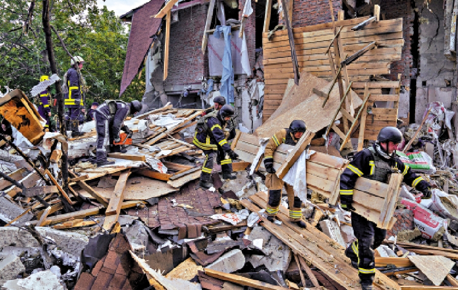 　　圖：烏克蘭哈爾科夫一處建築被炸成廢墟。/美聯社