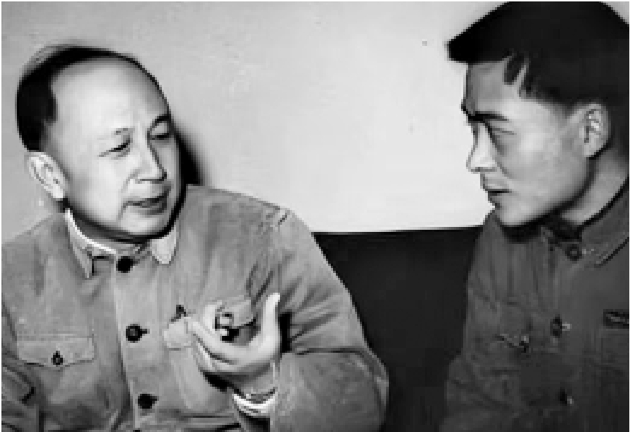 　　圖：王永志（右）與錢學森交流。