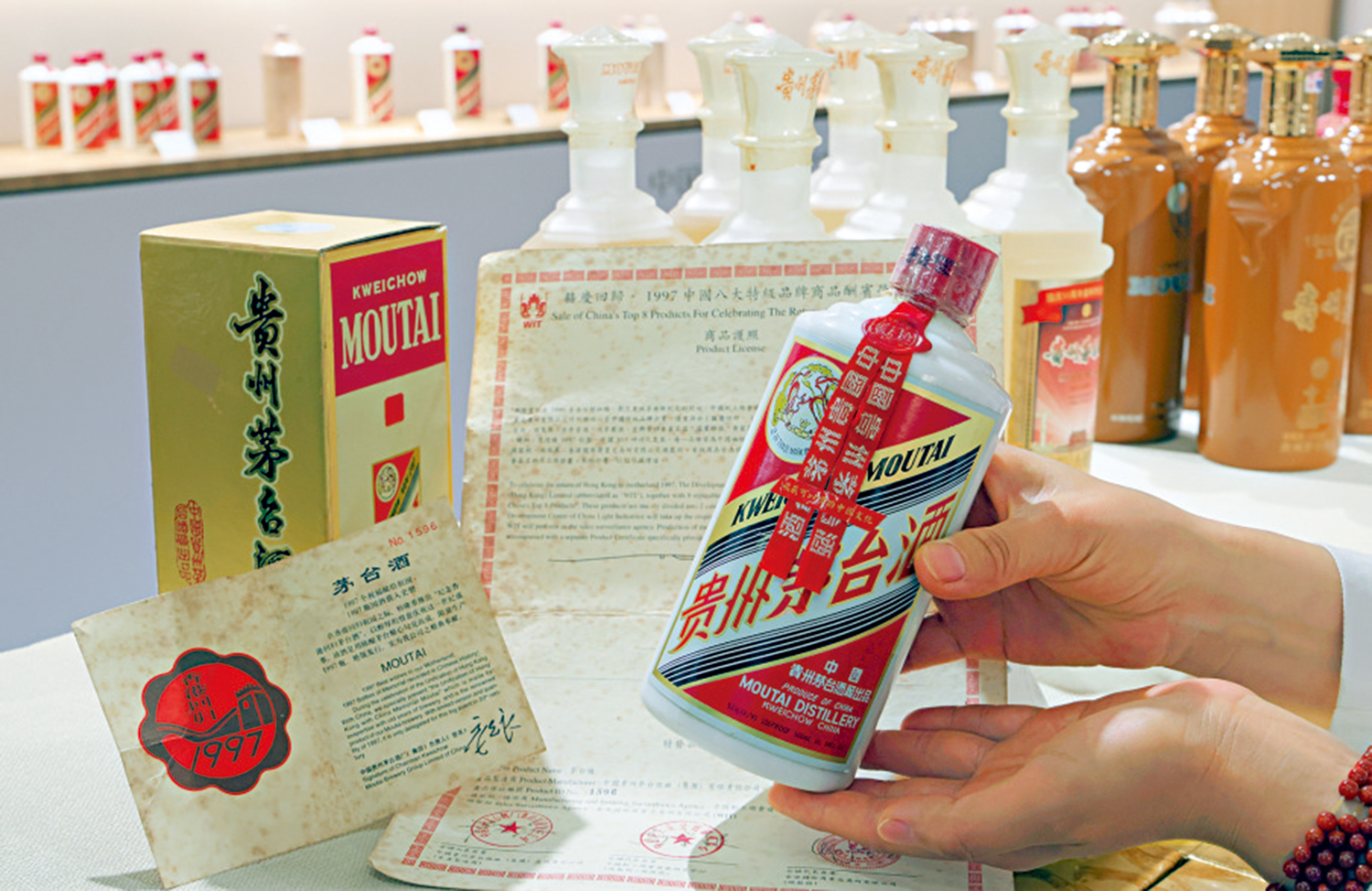 　　圖：今年飛天系列茅台酒價跌勢未止。