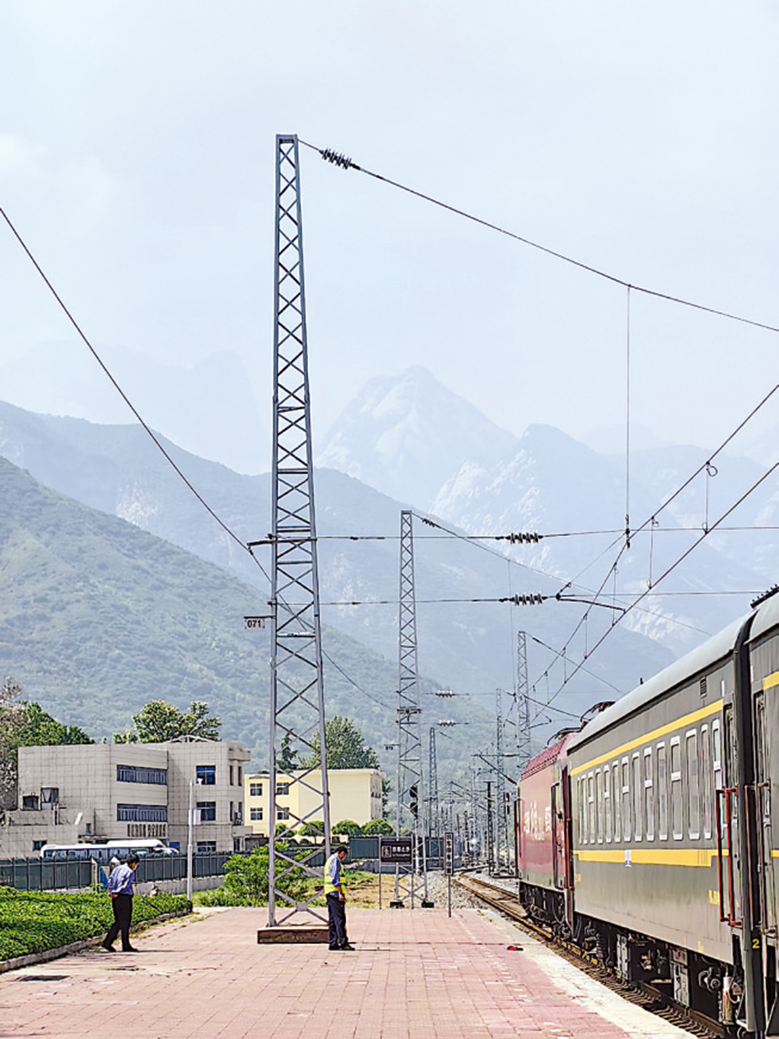 　　圖：遠眺華山。\作者供圖