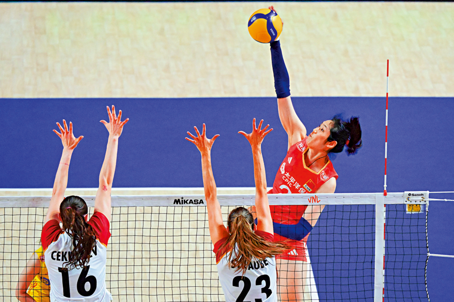 　　圖：朱婷（右）留力出戰巴黎奧運。