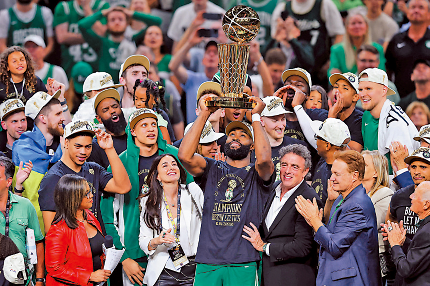 　　圖：塞爾特人的積倫布朗（中）高舉NBA總冠軍獎盃。\法新社