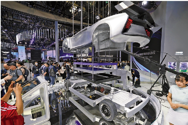 　　圖：今年4月舉辦的北京國際汽車展覽會上，寧德時代展出新型電池產品。\中新社