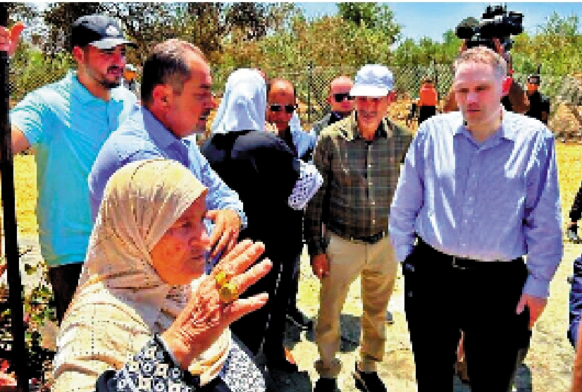 　　圖：米勒（右）去年8月到訪約旦河西岸地區。\網絡圖片