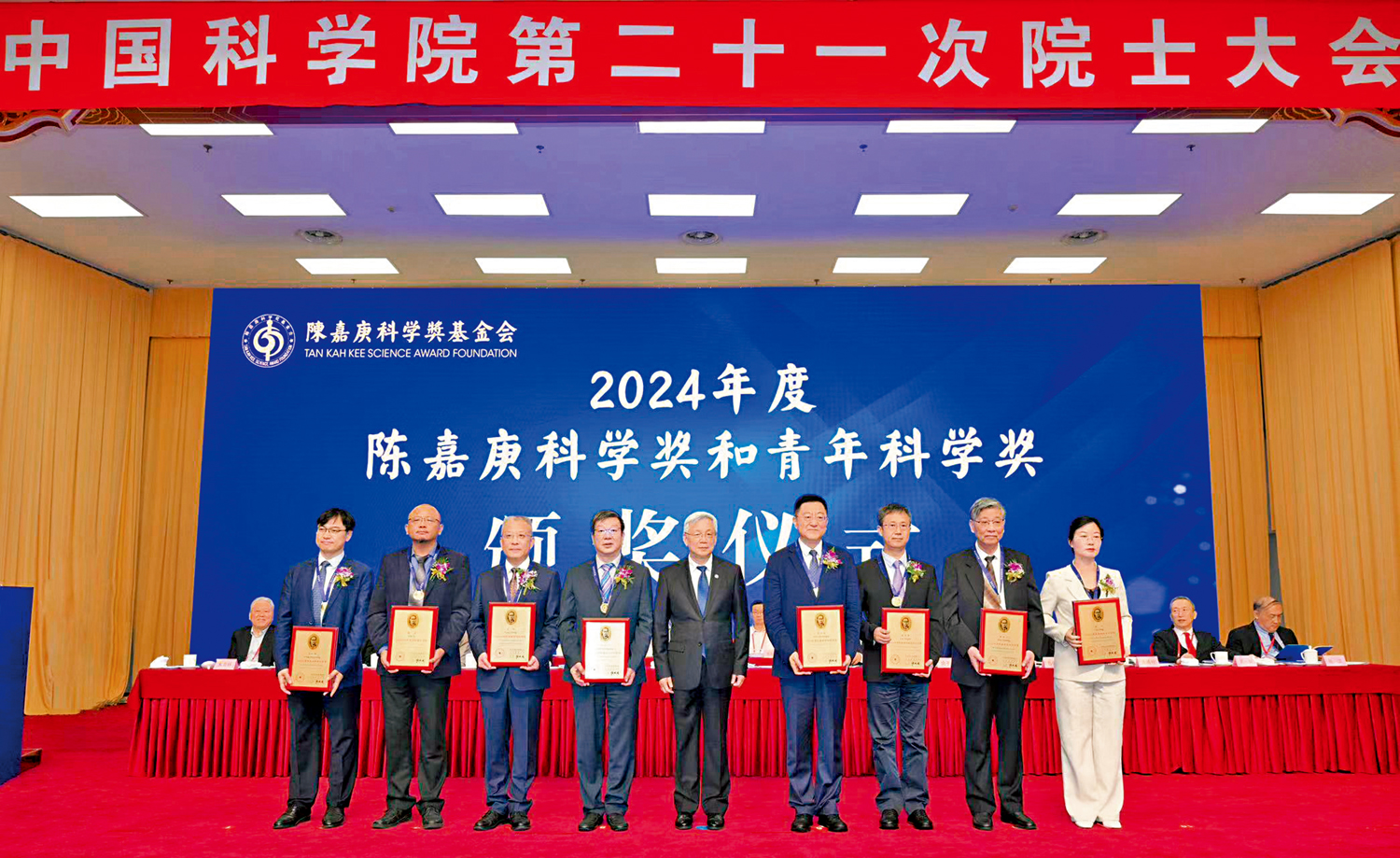 　　圖：戴希教授（左二）是第二位獲頒「陳嘉庚科學獎數理科學獎」的香港學者，他的研究夥伴、中國科學院物理研究所所長方忠教授（左三）及研究員翁紅明教授（左一）亦一同獲獎。