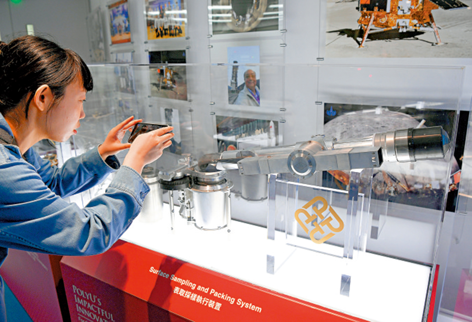 　　圖：香港理工大學深空探測研究中心太空資源實驗室展出「表取採樣執行裝置」。