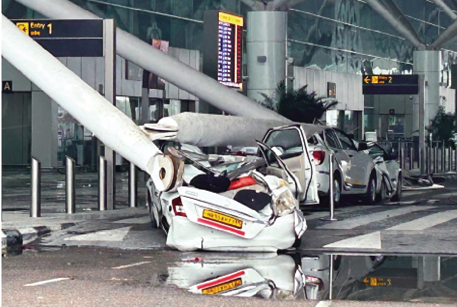 　　圖：新德里英迪拉·甘地國際機場28日屋頂坍塌，砸中地面上的汽車。/美聯社