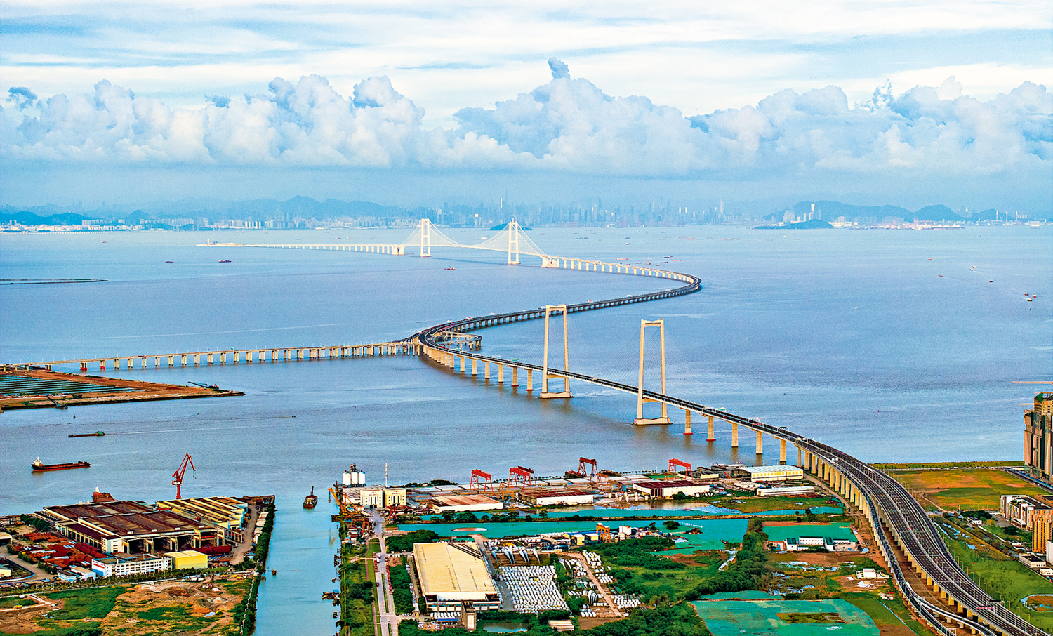 　　圖：深中通道不僅極大地縮短了深圳與中山之間的車程，更為粵港澳大灣區的發展帶來深遠的積極影響，交通網絡的完善，成為助推大灣區各方面發展的重要動力。