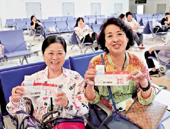 　　圖：乘坐喀什至香港直飛航線首航航班的旅客晒出機票。\央視截圖