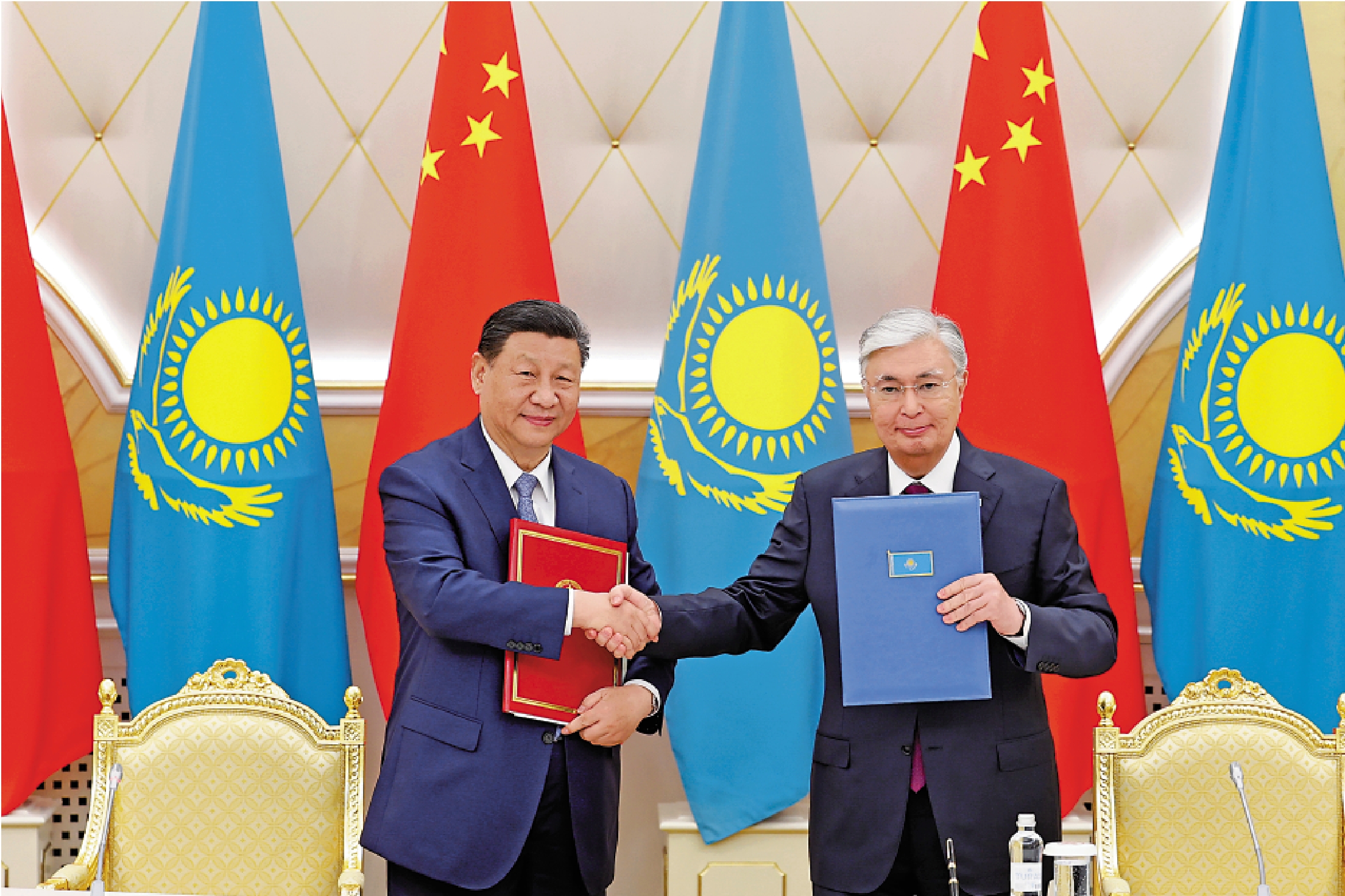 　　圖：當地時間7月3日上午，中國國家主席習近平在阿斯塔納總統府同哈薩克斯坦總統托卡耶夫舉行會談。會談後，兩國元首共同簽署《中華人民共和國和哈薩克斯坦共和國聯合聲明》，並共同見證交換經貿、互通互聯、航空航天、教育、媒體等領域數十項雙邊合作文件。/中新社