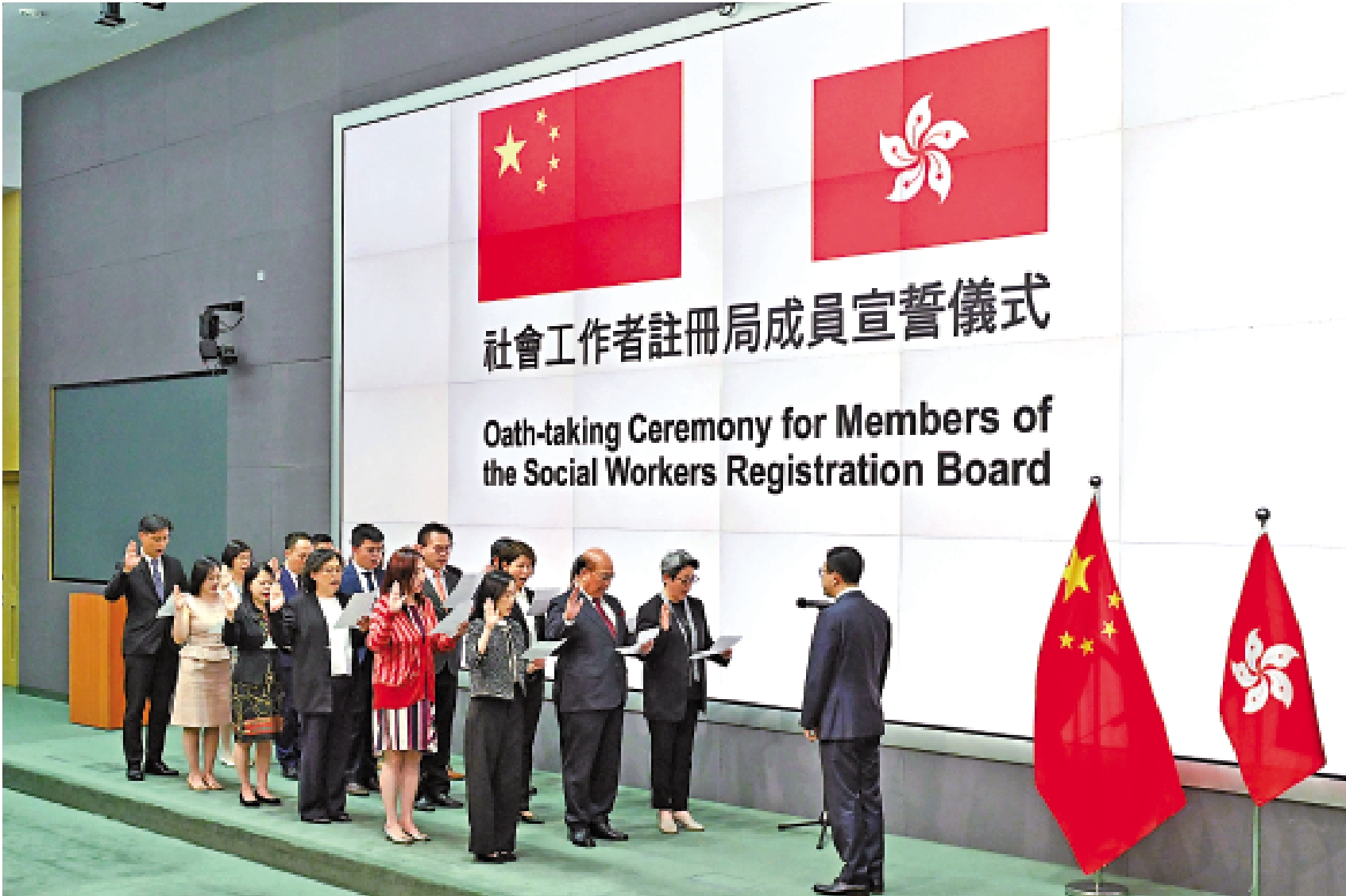 　　圖：社工註冊局十八位成員，昨日在勞工及福利局局長孫玉菡監誓下宣誓就任。