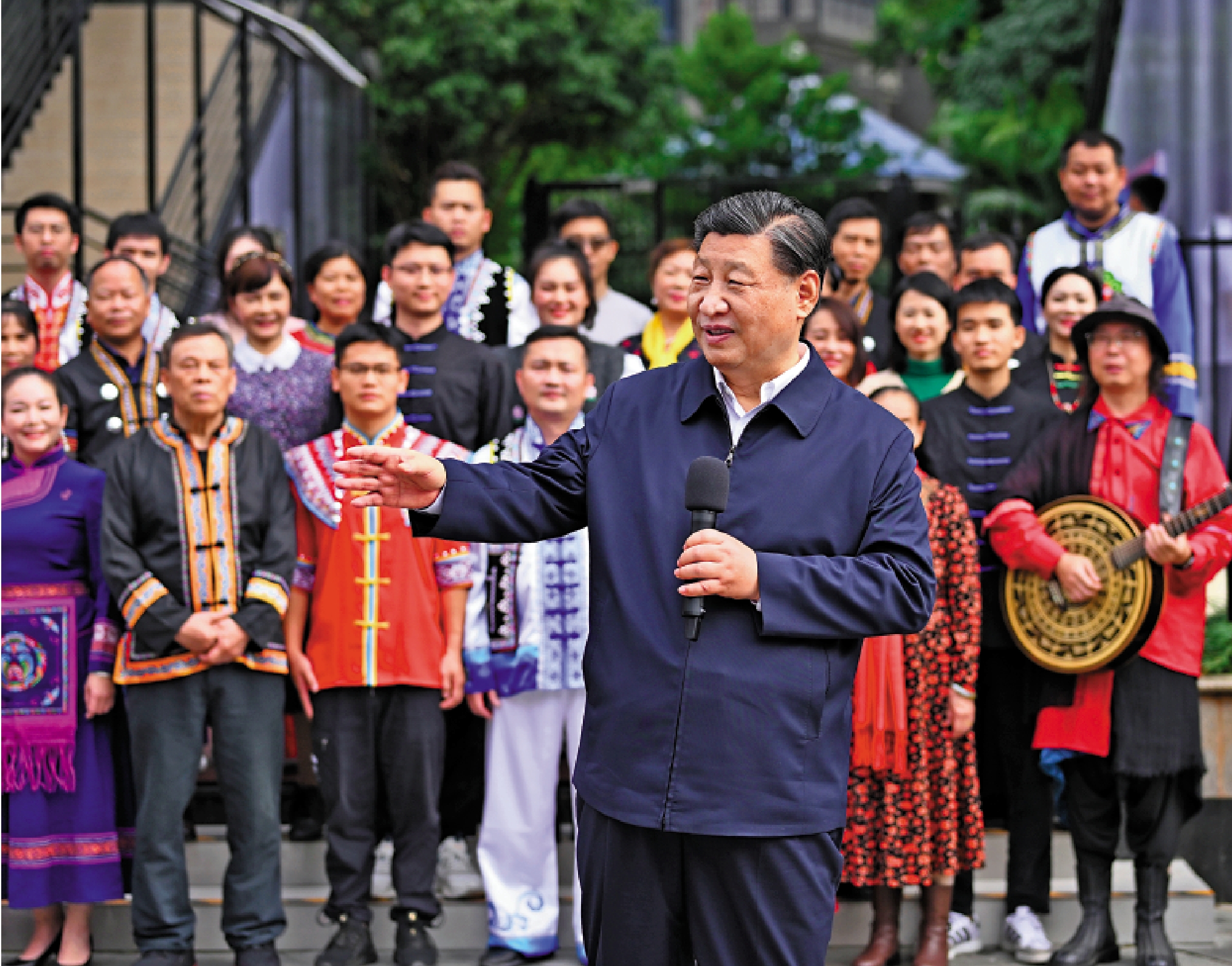 　　圖：2023年12月14日至15日，中共中央總書記、國家主席、中央軍委主席習近平在廣西考察。這是14日上午，習近平在南寧市良慶區蟠龍社區考察時，同社區各族群眾親切交流。\新華社