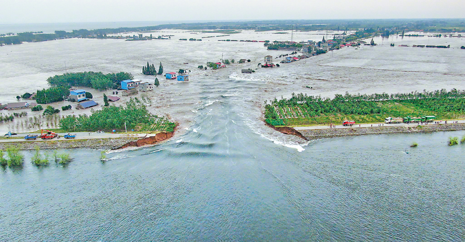 　　圖：湖南省岳陽市華容縣團洲垸洞庭湖一線堤防決堤。