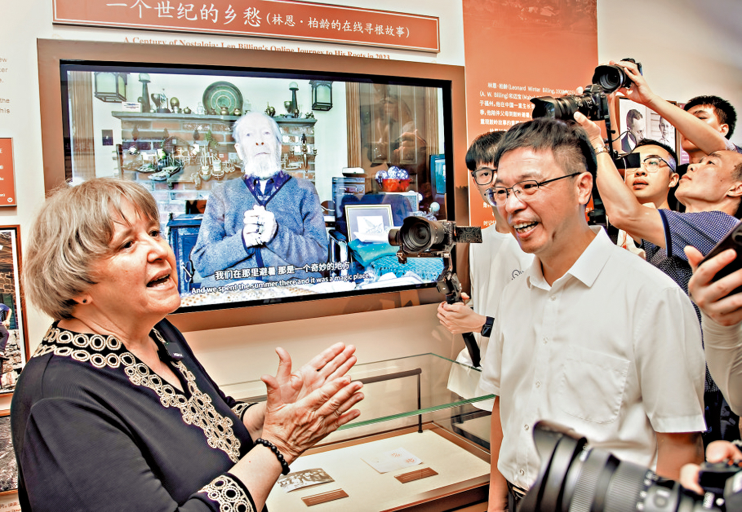 圖:在鼓嶺·家族故事展示館,鼓嶺文化研究者(左一)介紹美國老人的「鼓嶺圓夢記」。\新華社