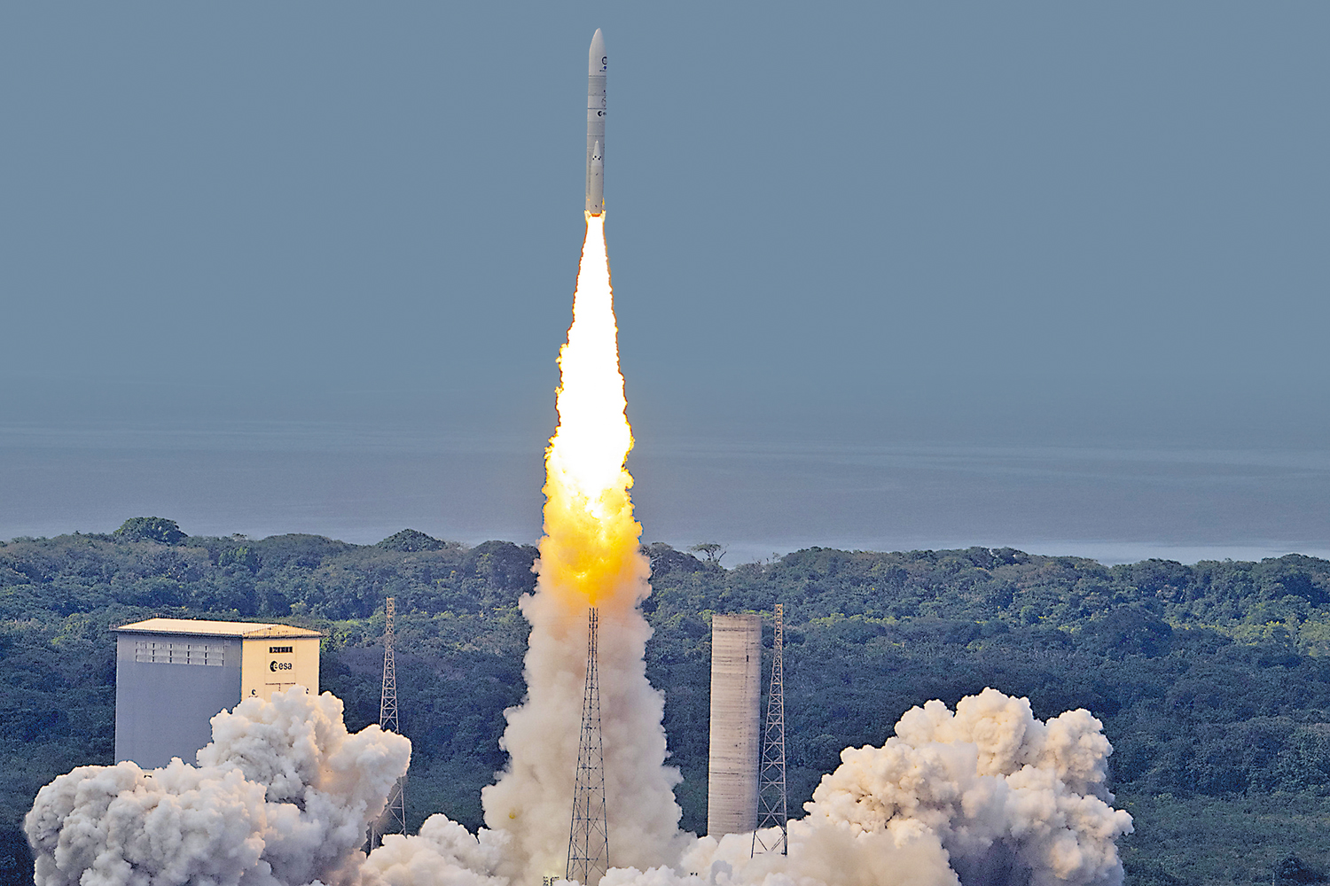 　　圖：歐洲新一代火箭「阿麗亞娜6型」9日從法屬圭亞那庫魯航天中心發射升空。\美聯社