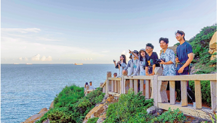 圖:莆田湄洲島有「東方夏威夷」之美譽,島上景色迷人,學子們感受祖國海島風情。