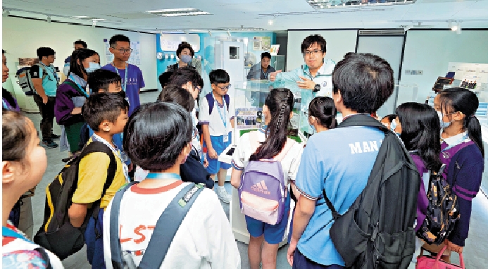 　　圖：煤氣公司人員向學生介紹未來能源。