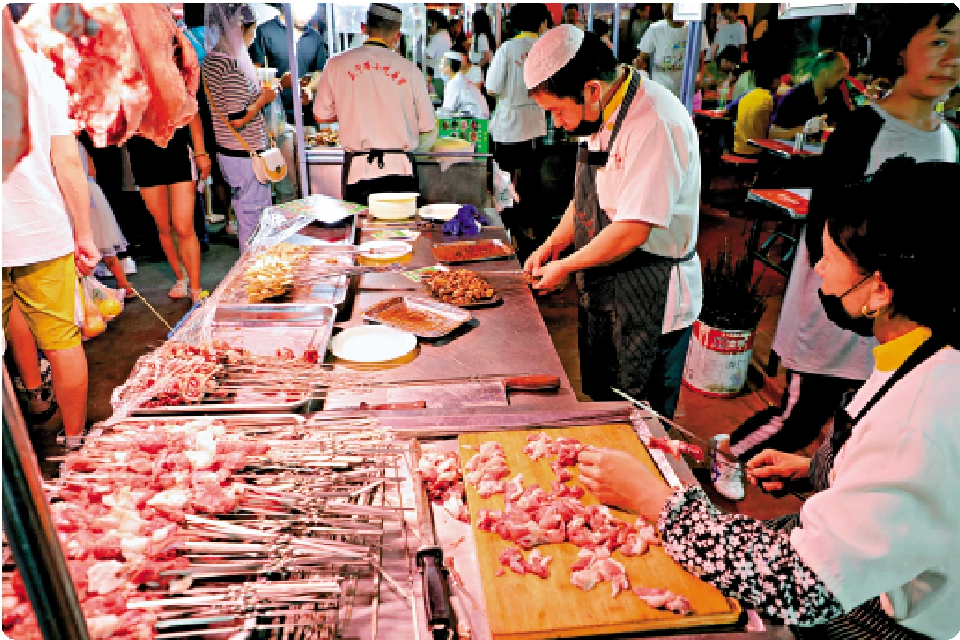 　　圖：蘭州正寧路小吃夜市一景。\資料圖片