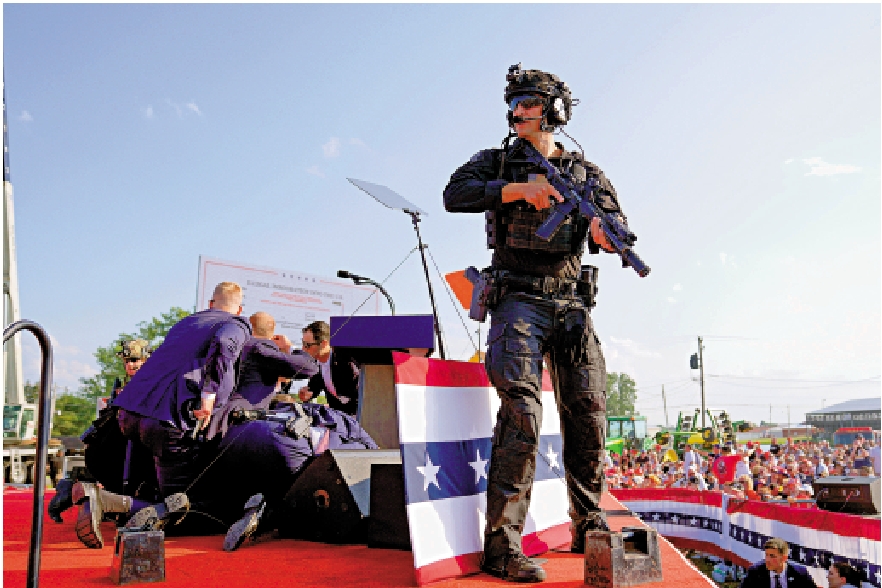 　　圖：13日槍擊發生時，現場安保人員迅速掩護特朗普。\美聯社