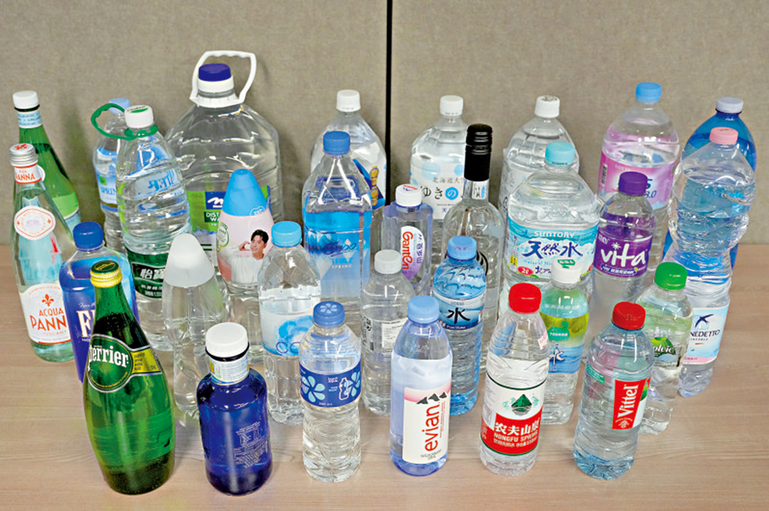 　　圖：消委員測試市面上30款瓶裝水樣本，沒發現有害物質超出世衞的相關準則值，所有樣本可安心飲用。\大公報記者蔡文豪攝