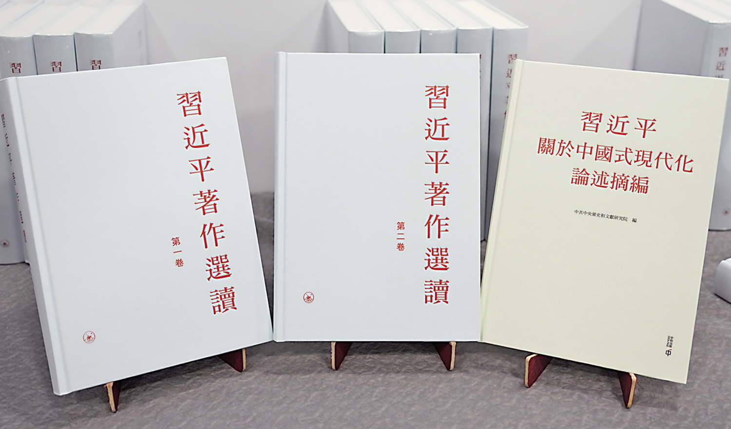 　　圖：《習近平著作選讀》第一卷、第二卷繁體版和《習近平關於中國式現代化論述摘編》繁體版，昨日在香港書展舉辦了新書發布會暨出版座談會。\大公報記者林良堅攝