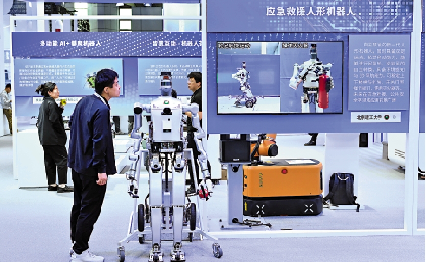 圖:中關村展示中心常設展上展示的一款應急救援人形機器人。\新華社