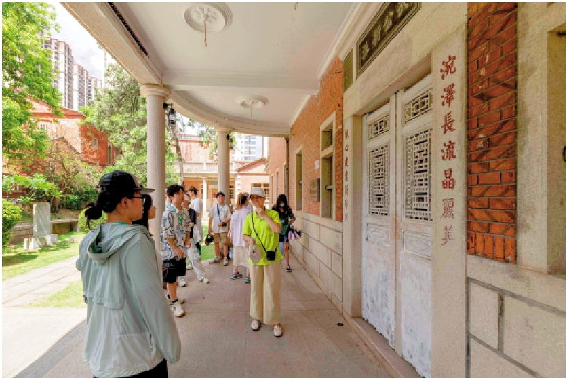 圖:學子們走訪涴然別墅,聆聽閩籍港商心繫家鄉的故事。\大公報實習記者邱子斌攝