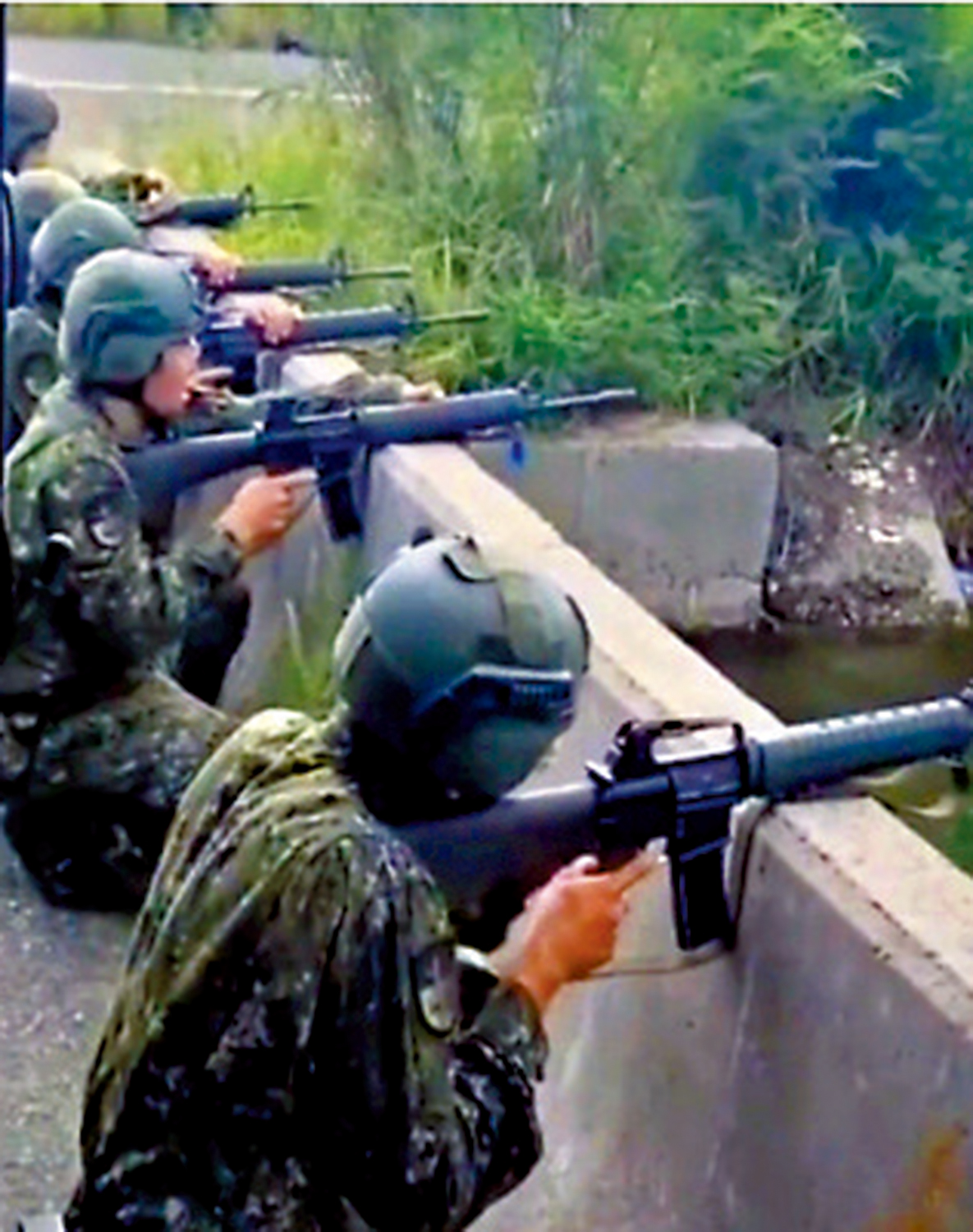 圖:有台灣退役將領指出,參加演習的後備軍人持槍姿勢不正確。\網絡圖片