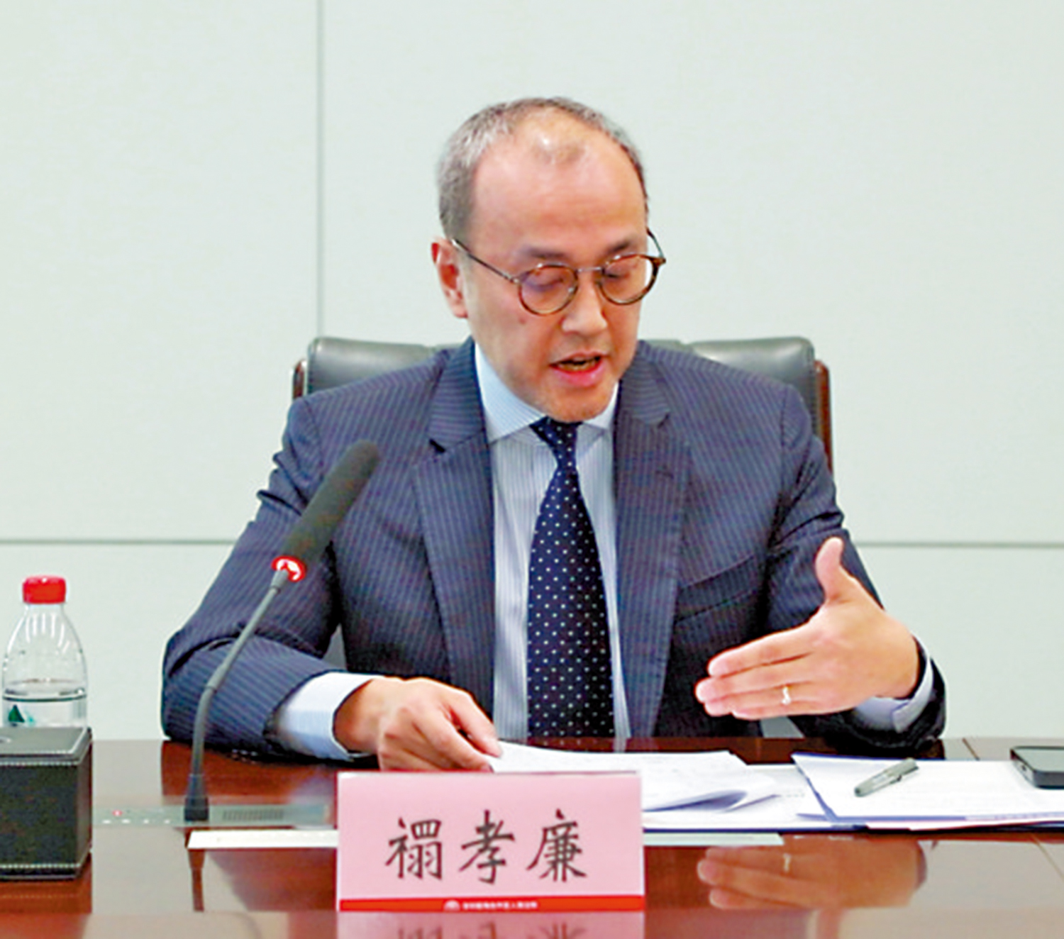 圖:香港大律師禤孝廉在前海聯營律所執業數年,並成為前海法院的特邀調解員。