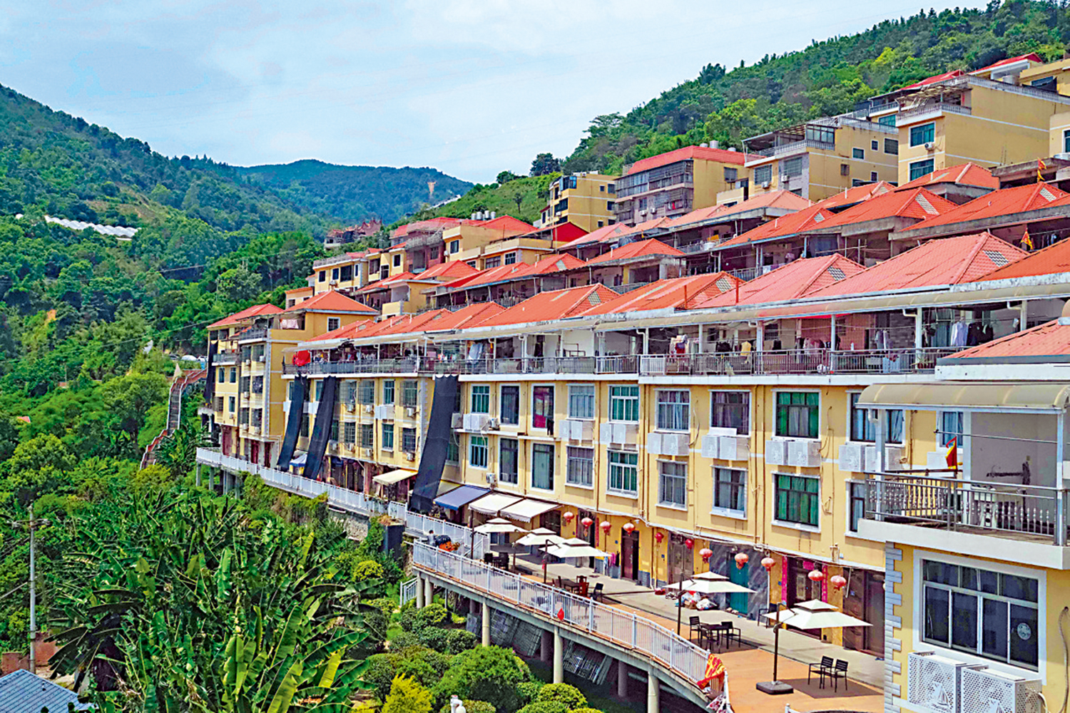 　　圖：下岐村曾經生活艱苦的船民，如今住上了洋房。\大公報攝