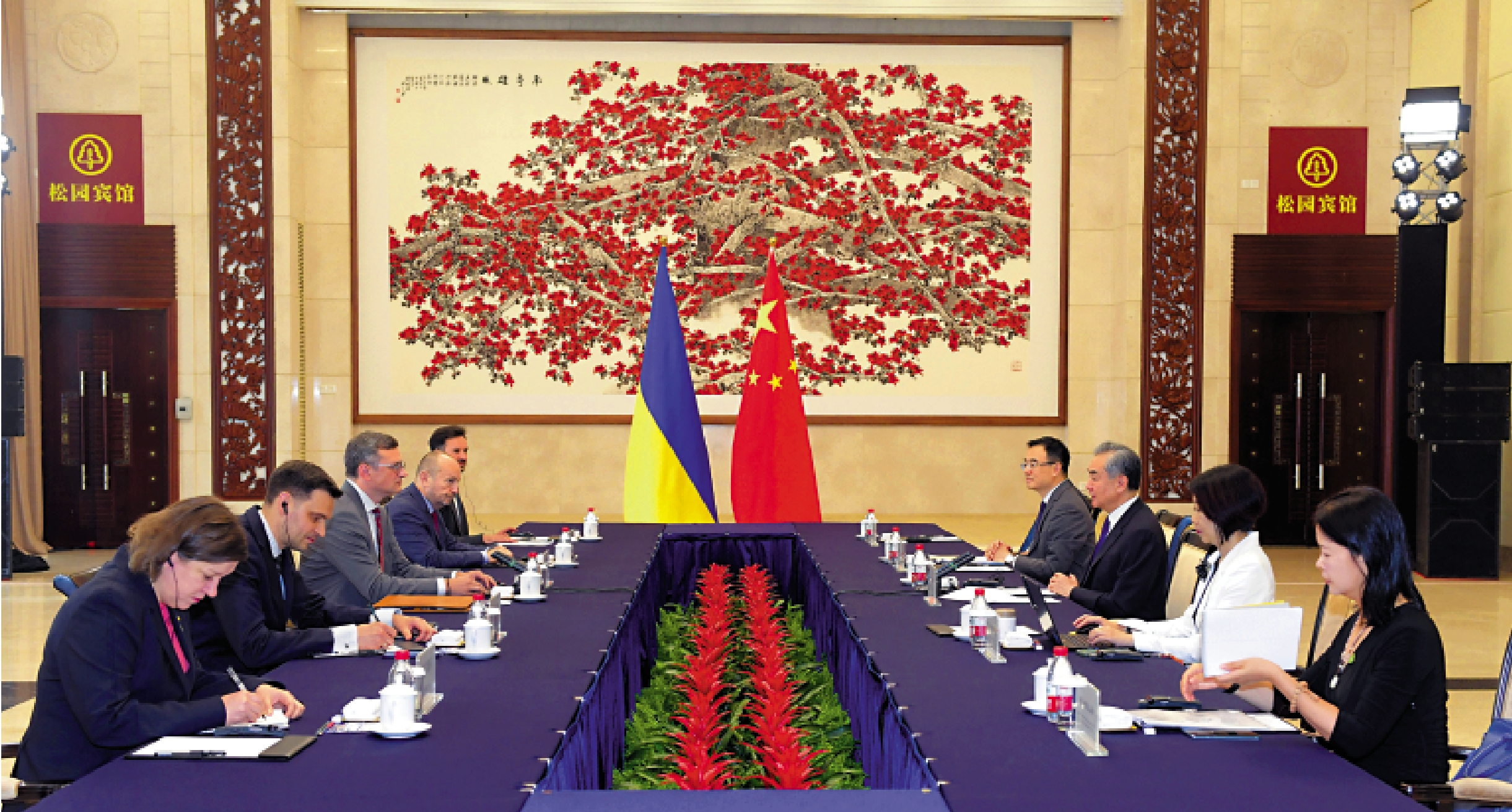 　　圖：7月24日，中共中央政治局委員、外交部長王毅在廣州同烏克蘭外長庫列巴舉行會談。\新華社