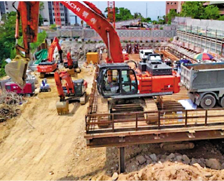 　　圖：死者被夾在泥頭車車尾跟挖泥機之間。