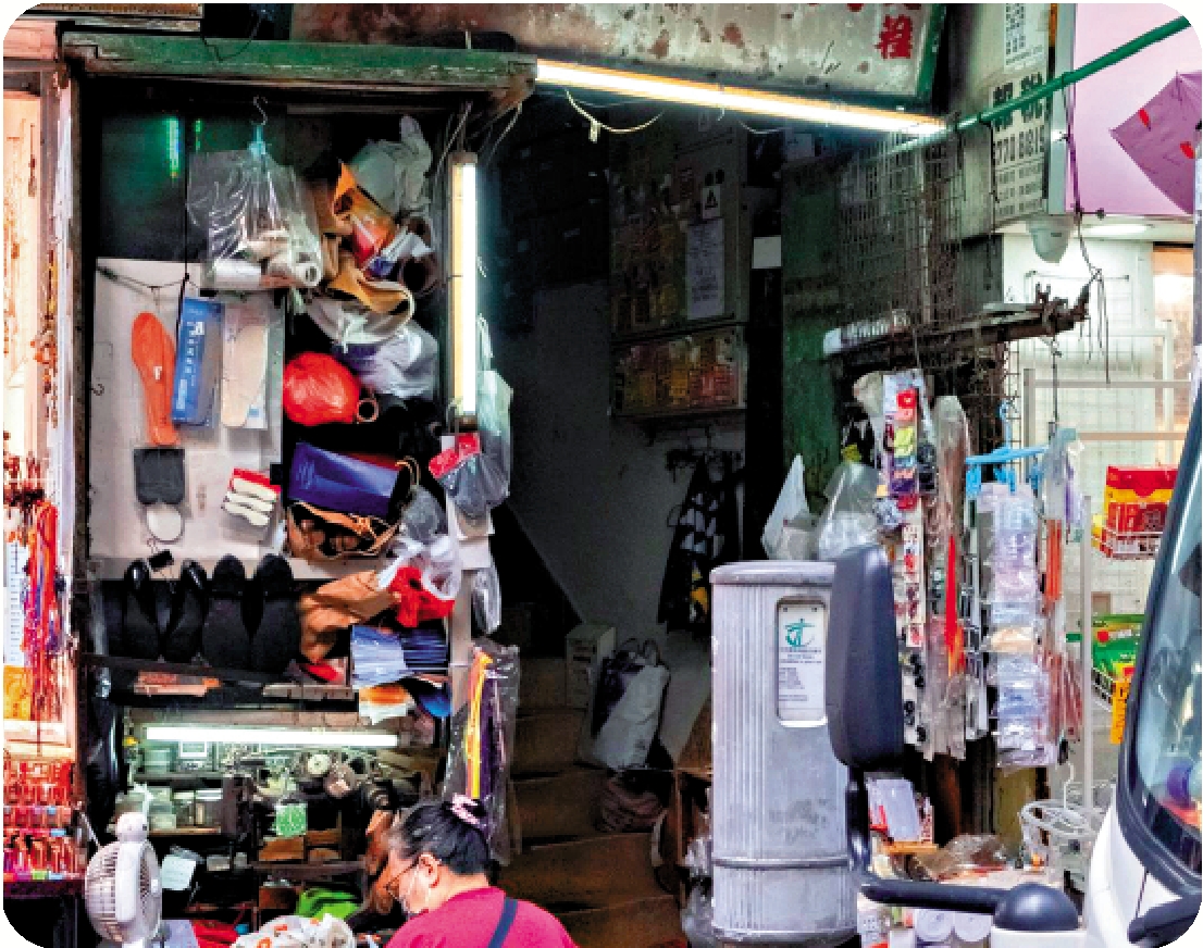 　　圖：如今街頭上的修鞋攤越來越少見。圖為香港土瓜灣的修鞋舖。\圖源：躍變龍城