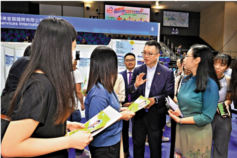 　　圖：署理勞工及福利局局長何啟明（右二）及勞工及福利局常任秘書長劉焱（右一）參觀招聘會，與參與機構交流，了解最新的勞工市場情況。