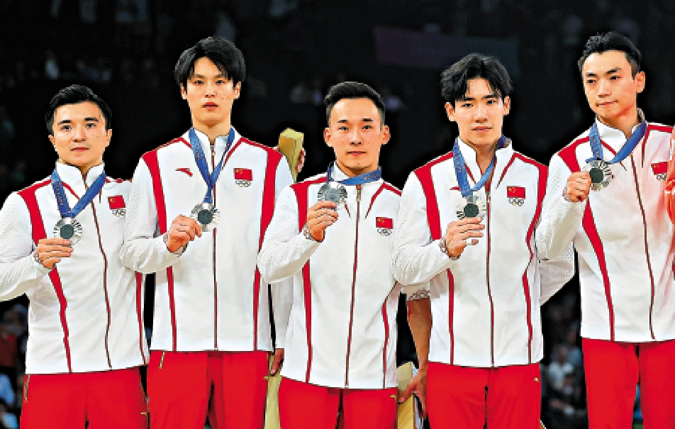 　　圖：國家體操隊選手在頒獎儀式上。\新華社