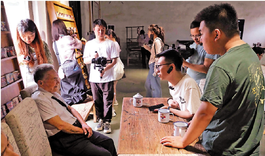 　　圖：傳媒學子在共青墾荒文化體驗園採訪當年的墾荒隊員。\大公報攝