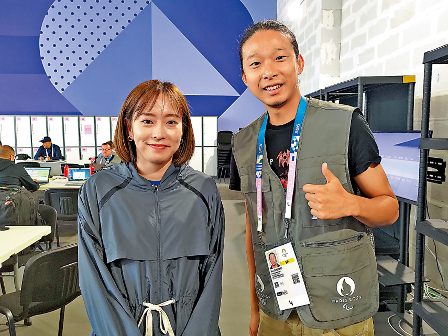 　　圖：石川佳純（左）與記者合照。\大公報特派記者張銳攝