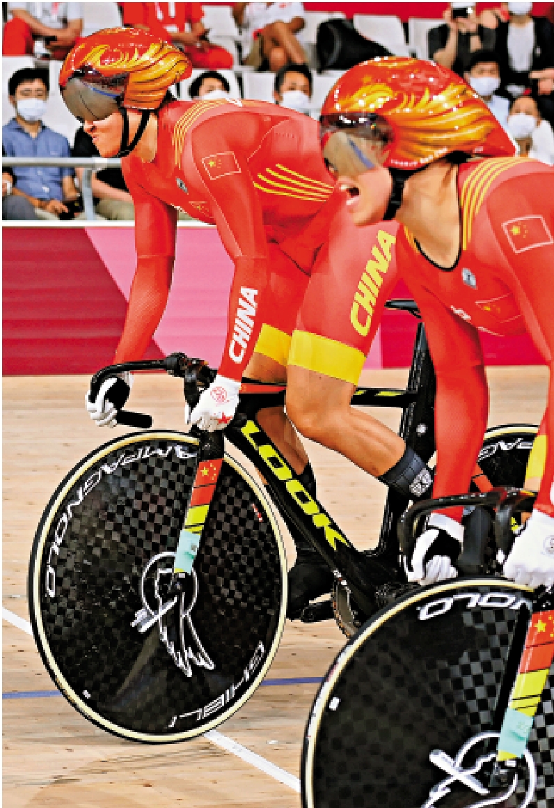 　　圖：鍾天使（左）與鮑珊菊為國家隊奪得東京奧運女子團體競速賽金牌。\資料圖片