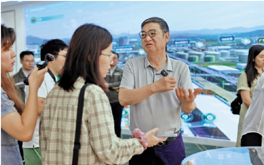 　　圖：港企理文化工董事總經理楊作寧向學子們介紹工廠設備運作。/大公報實習記者黎鴻業攝