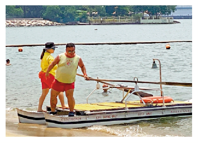 　　圖：泳客希望救生員多點駕救生艇出海巡視。\大公報記者葉浩玄攝