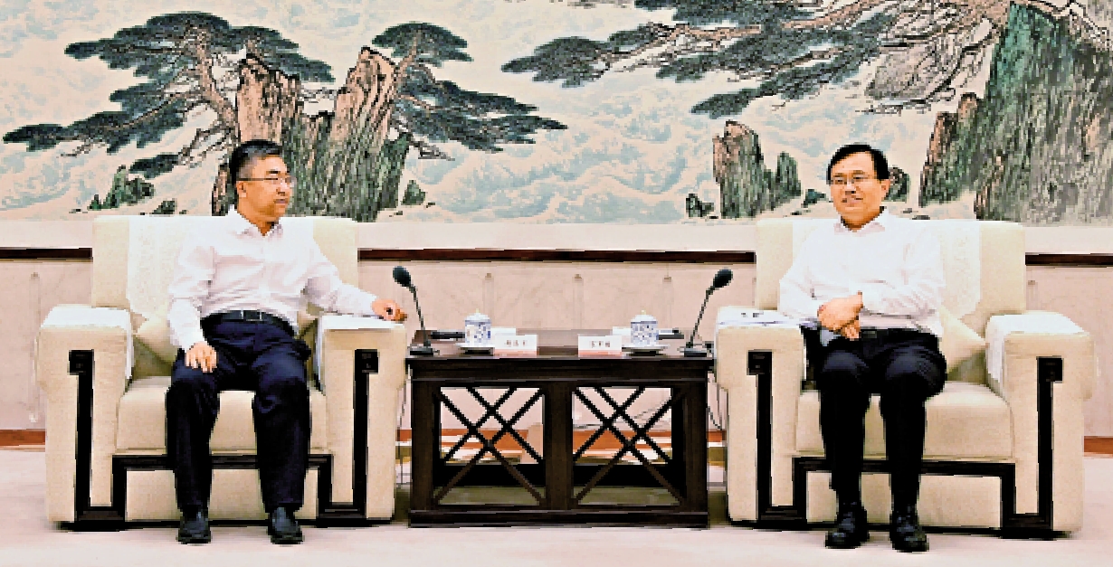 　　圖：山東省副省長宋軍繼（右）在濟南會見香港大公文匯傳媒集團副董事長、總經理鄭勇男（左）。