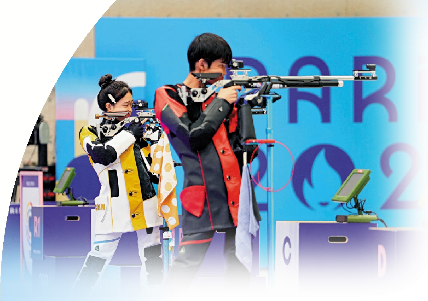 　　圖：7月27日，中國選手黃雨婷（左）／盛李豪在10米氣步槍混合團體決賽贏得首金。選手使用的子彈為強源牌「QYS高精度氣槍彈」。\新華社