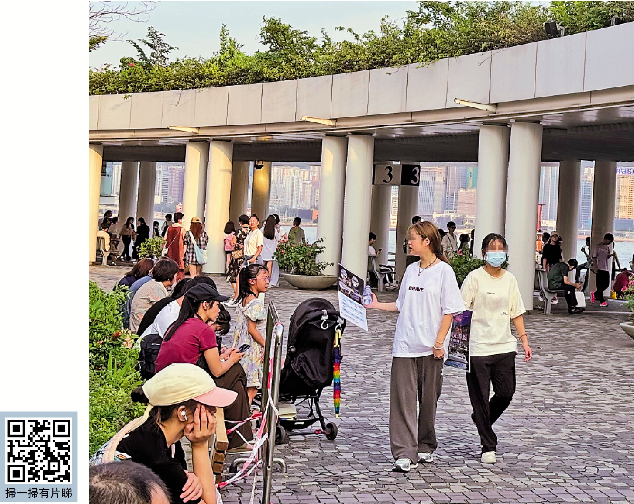 　　圖：記者日前到尖沙咀海旁一帶觀察，有一些手持觀光遊艇廣告牌的人員，不斷向遊客推銷維港遊。