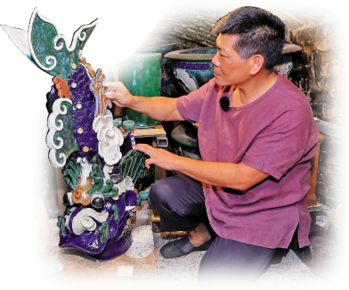 　　圖：中山的何湛泉師傅對魯班先師廟兩個屋脊進行復修。